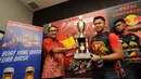 Pegokart Indonesia dari tim Kratingdaeng Riser ShaDaff Motorsport, Senna Noor (tengah) secara simbolis menyerahkan piala di ajang kejuaraaan dunia Rotax Max Challenge pada salah satu perwakilan sponsor, Jakarta (20/11). (Liputan6.com/Helmi Fithriansyah)