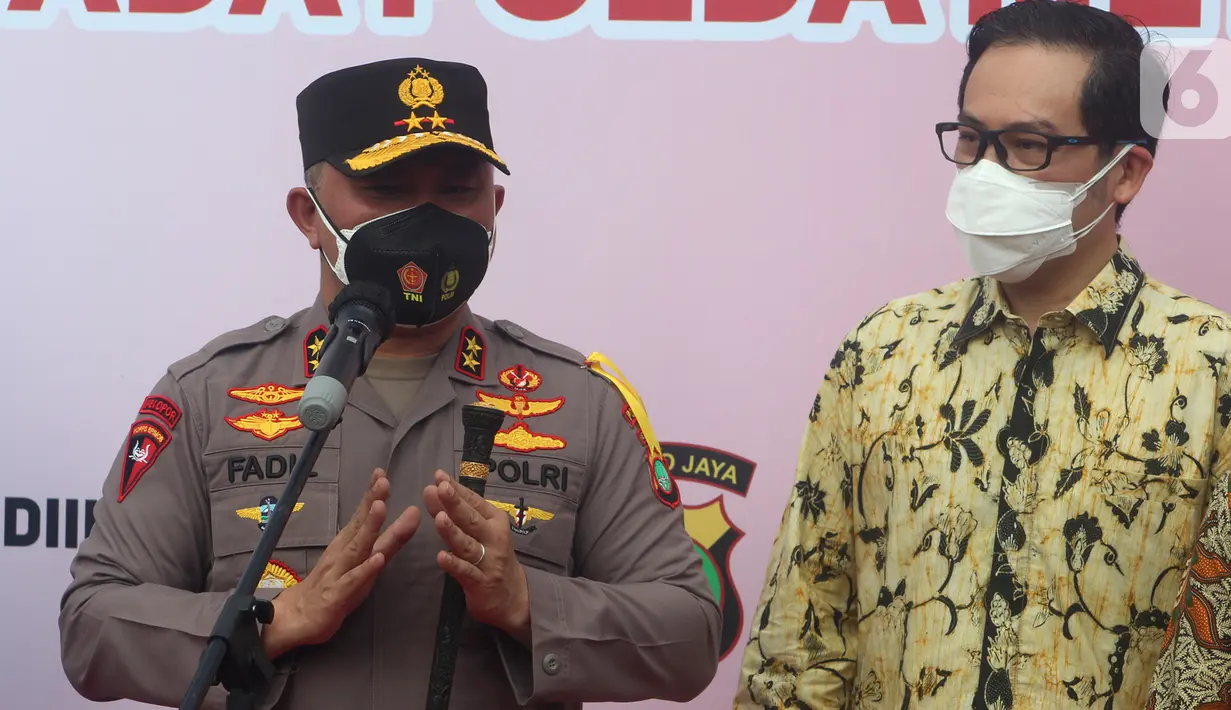 Kapolda Metro Jaya Irjen Fadil Imran memberi sambutan pada acara donasi Siloam Hospitals Group di Polda Metro Jaya, Jakarta, Jumat (30/7/2021). Donasi berupa 15000 Surgical Gown, 15000 Masker Media dan 15000 Sarung Tangan. (Liputan6.com/Pool)