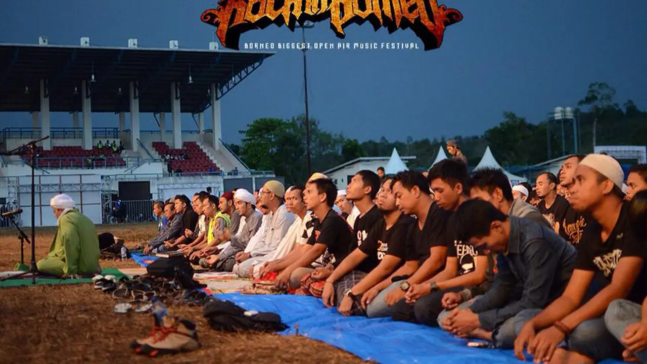 Keren! Konser Metal di Kalimantan Berhenti Sejenak untuk Salat