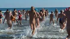 Kota Cap d’Agde di Perancis juga disebut kota telanjang. Di kota ini semua orang diberi kebebasan untuk tidak mengenakan sehelai benang pun saat bepergian. Mereka merasa seolah kembali dan menyatu dengan alam.(magnusmundi.com)