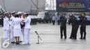 Panglima Kolinlamil Laksamana Muda TNI Aan Kurnia menyematkan lencana pada prajurit saat HUT Komando Lintas Laut Militer (Kolinlamil) ke-55 di Markas Kolinlamil, Jakarta, Jumat (1/7). (Liputan6.com/Faizal Fanani)