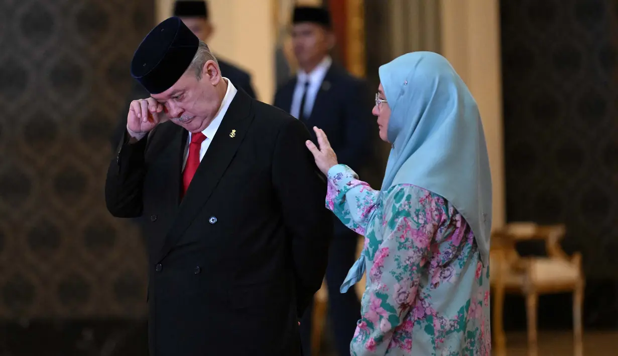 Sultan Ibrahim Iskandar dari Johor (kiri) diangkat menjadi Raja Malaysia dan akan dilantik pada 31 Januari 2024. (MOHD RASFAN/POOL/AFP)