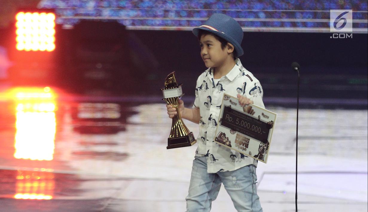 Ekspresi aktor Muhammad Adhiyat usai menerima penghargaan dalam acara IBOMA 2018 di STUDIO 6 EMTEK CITY, Jakarta, Jumat (23/3/2018). Adhiyat berhasil menyabet penghargaan pada kategori pendatang baru terbaik. (Liputan6.com/Herman Zakharia)