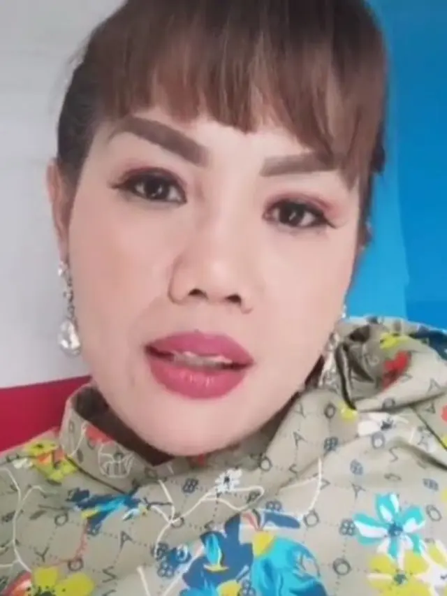 6 Potret Terbaru Elly Sugigi dengan Rambut Berponi dan Gigi Makin Rapi, Manglingi
