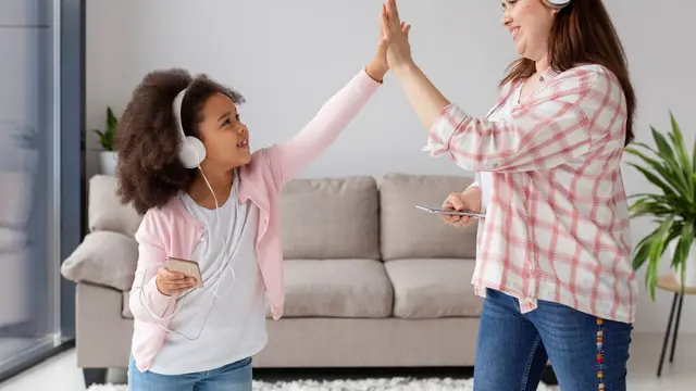 Metode Parenting Silent Cheer, Cara Orangtua Menunjukkan Dukungan Tanpa Suara Keras tapi Tetap Bermakna