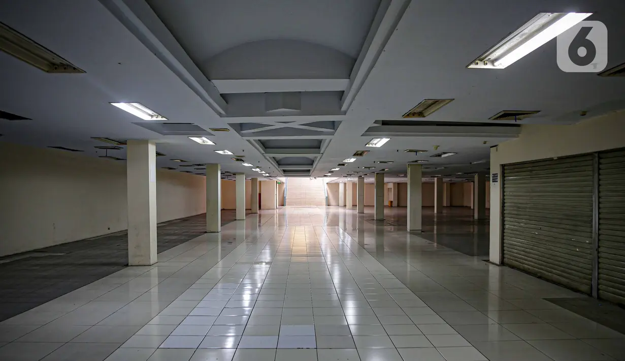 Suasana toko di Mal Blok M, Jakarta, Jumat (17/12/2021). Mal Blok M yang merupakan salah satu pusat perbelanjaan yang jaya pada era 90-an kini sepi dari pengunjung dan pedagang karena terdampak pandemi Covid-19 dan kalah saing dengan pusat perbelanjaan modern lainnya. (Liputan6.com/Faizal Fanani)