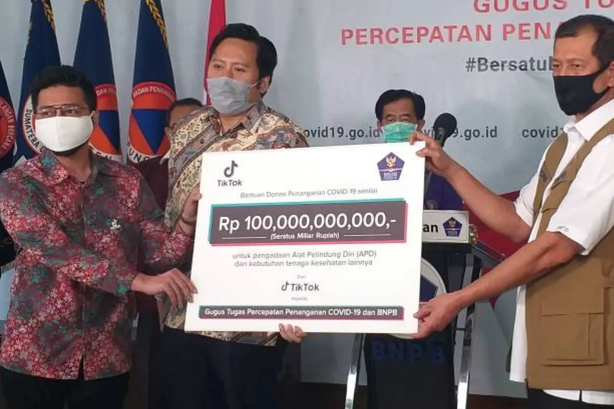 TikTok menyerahkan bantuan Rp 100 miliar untuk percepatan penanganan Covid-19.