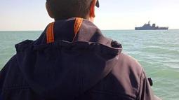 Seorang anggota angkatan laut Tunisia saat mengecek kapal Xelo yang tenggelam di lepas Teluk Gabes, Tunisia (17/4/2022). Kapal tanker yang membawa 750 ton bahan bakar diesel dari Mesir ke Malta tenggelam pada (16/4) di lepas pantai tenggara Tunisia. (AFP/Tunisian Defence Ministry)