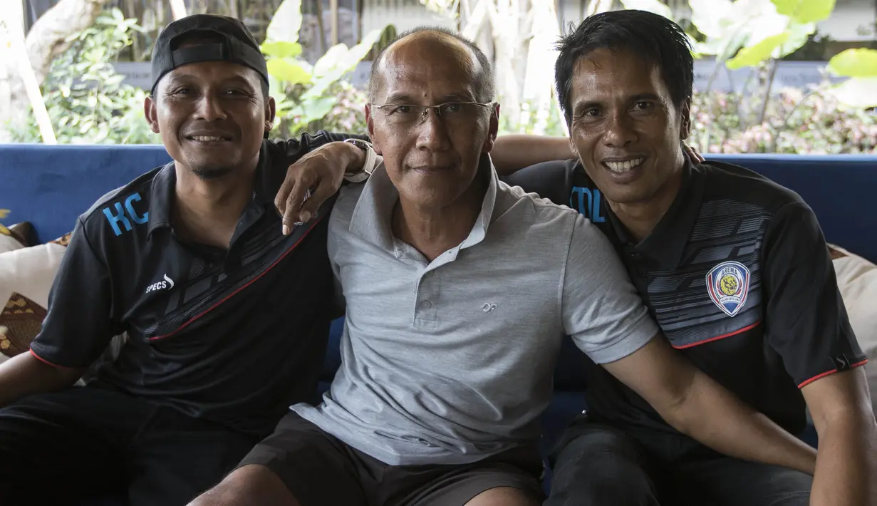 Pelatih Persija, Bambang Nurdiansyah bernostalgia dengan asisten pelatih Arema Cronus, I Made Pasek Wijaya, saat jeda pertandingan di Hotel Ijen Suites, Malang, Jumat (20/11/2015). (Bola.com/Vitalis Yogi Trisna)