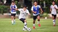Pemain Timnas Indonesia U-17, Ji Da Bin, mengontrol bola saat mengikuti internal game dalam sesi latihan di Lapangan ABC, Senayan, Jakarta, Sabtu (15/7/2023). Latihan tersebut digelar guna persiapan menghadapi Piala Dunia U-17 yang akan digelar 10 November hingga 2 Desember 2023 di Indonesia. (Bola.com/Ikhwan Yanuar)