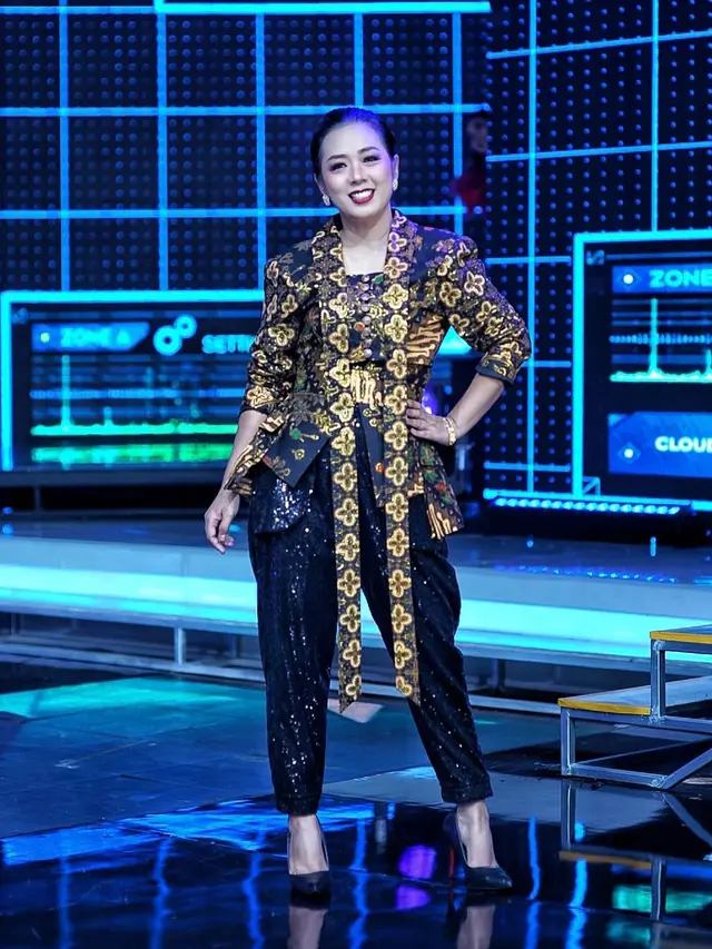 6 Outfit Batik Ala Soimah yang Cocok untuk ke Kantor, Tampil Elegan dan Profesional