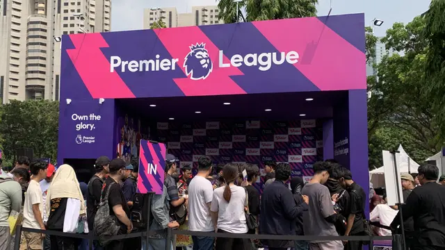 Penggemar Antre Melihat Trofi Premier League