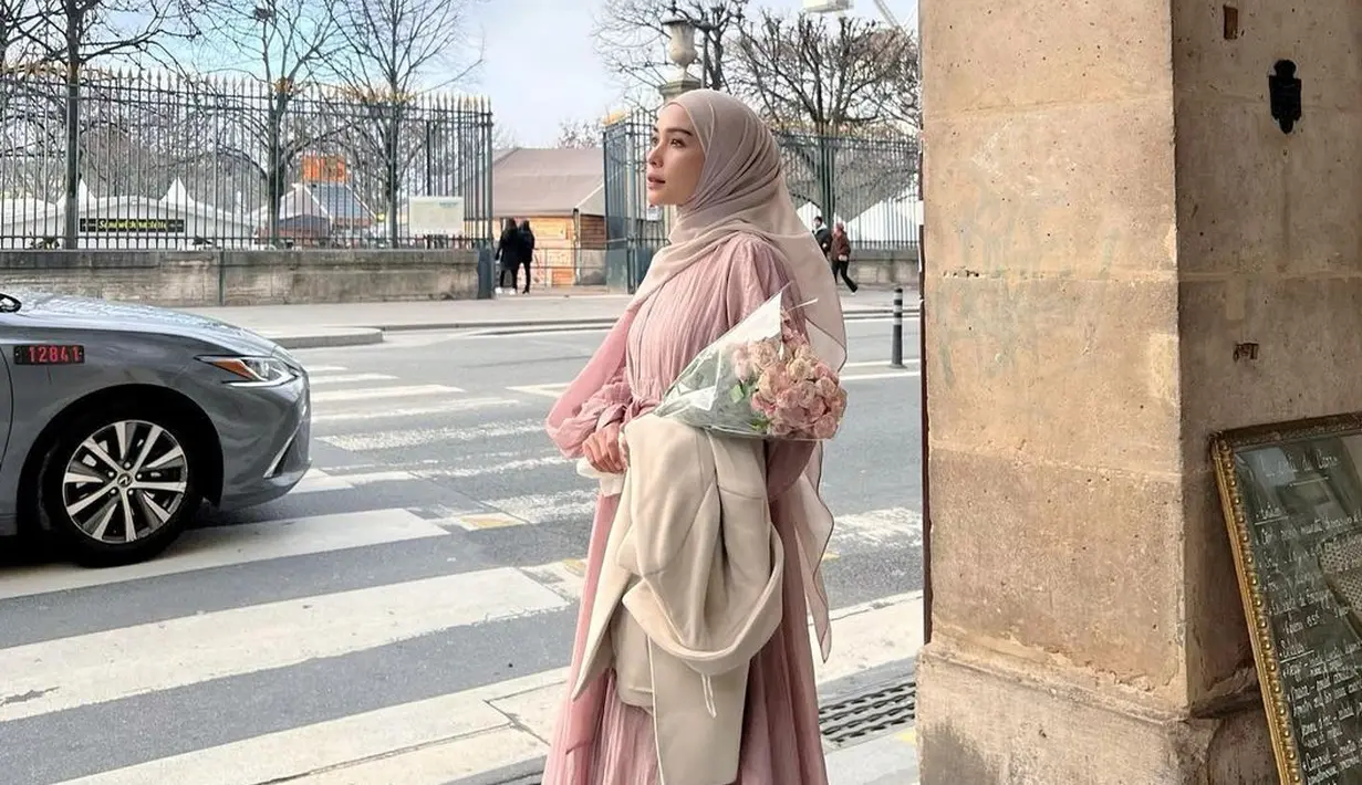 <p>Cara lain adalah dengan memilih warna yang soft. Pilihan warna pastel cocok untuk look monochrome yang berkelas. [Instagram/hamidahrachmayanti].</p>
