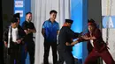 IFSC Event Officer, Alessandro Di Caro (tengah kiri) dan Stanley Yeo (tengah kanan) menyaksikan kesenian Palang Pintu saat pembukaan Kejuaraan Dunia Panjat Tebing IFSC 2023 seri Jakarta di Lot 6, Kompleks Stadion Utama Gelora Bung Karno, Jakarta, Indonesia, Sabtu (06/05/2023). (Bola.com/Bagaskara Lazuardi)