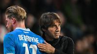 Kevin De Bruyne dan Antonio Conte saat Napoli kalah 2-6 dari PSV di ajang Liga Champions. (NICOLAS TUCAT / AFP)