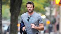 Gemas banget! Aktor Wolverine, Hugh Jackman, mengajak anjingnya yang berjenis French Bulldog jalan-jalan. (Jayme Oak/Broadimage/USMagazine)