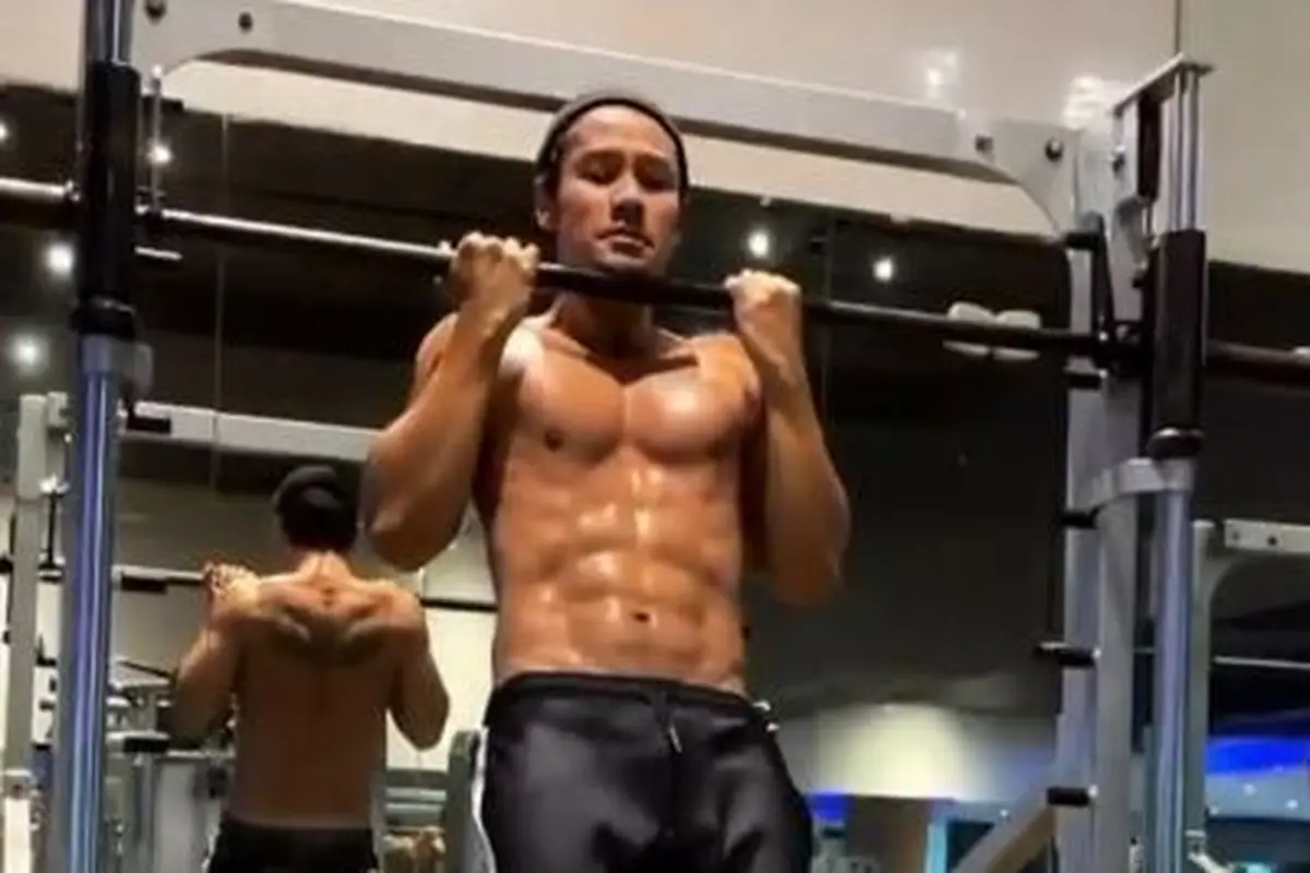 Potret Chicco Jerikho yang Pancarkan Aura Hot Daddy