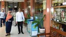 Presiden Joko Widodo (kemeja putih) meninjau fasilitas seusai menyaksikan drama bertajuk Prestasi Tanpa Korupsi di SMKN 57 Jakarta, Jakarta Selatan, Senin (9/12/2019). Kegiatan tersebut dalam rangka memperingati Hari Antikorupsi Sedunia. (Liputan6.com/Biropres Kepresidenan)