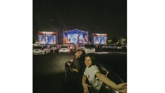 6 Potret Seru Wulan Guritno dan Shaloom Nonton Konser Drive-In, Bak Kakak Adik