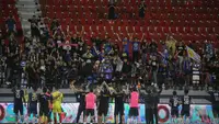Pemain Arema FC menyapa pendukungnya setelah bermain imbang 3-3 dengan Persib Bandung pada laga pekan kedua BRI Liga 1 2023/2024 di Stadion Kapten I Wayan Dipta, Gianyar, Jumat (7/7/2023) malam WIB. (Bola.com/Alit Binawan)