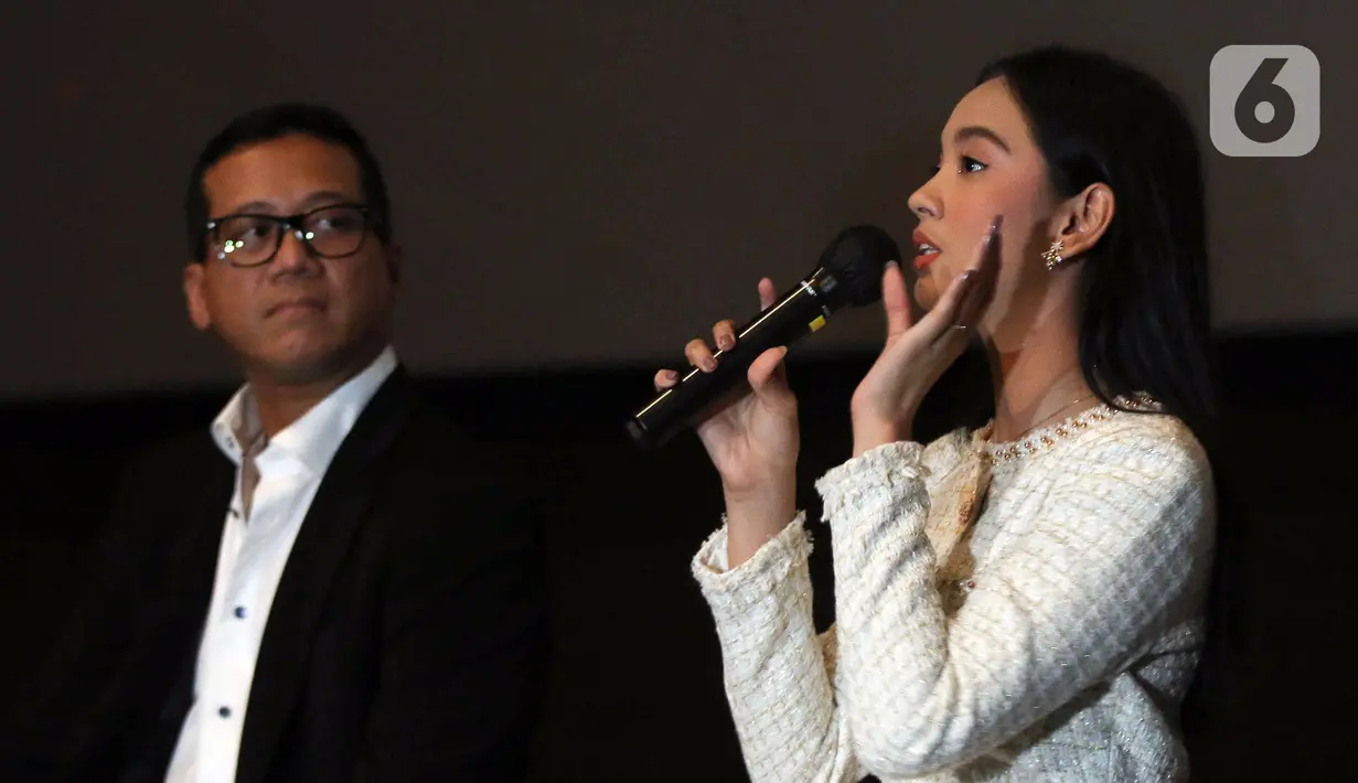 Penyanyi Lyodra Ginting (kanan) bersama musikus sekaligus komposer Andi Rianto saat konferensi pers peluncuran remake lagu 'Sang Dewi' di kawasan Thamrin, Jakarta, Kamis (11/8/2022). Lyodra Ginting secara resmi meluncurkan remake lagu lawas dan musik video 'Sang Dewi' yang berkolaborasi dengan Andi Rianto. (Liputan6.com/Herman Zakharia)