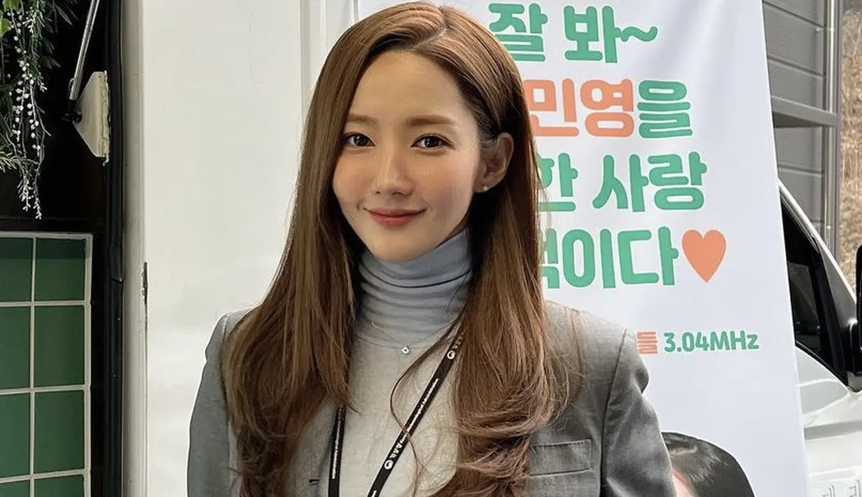 Perempuan yang kini berusia 35 tahun ini selalu konsisten dengan rambut panjangnya. Rambutnya tanpa poninya pun ia warna menjadi kecokelatan. @Rachel_mypark