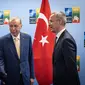 Sekjen NATO Jens Stoltenberg (kanan), Presiden Turki Recep Tayyip Erdogan, dan PM Swedia Ulf Kristersson di NATO Summit 2023. Dok: NATO