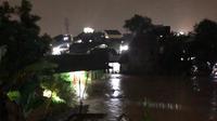 Beberapa rumah warga di sekitar sungai Ciwalen, wilayah Garut Kota terendam banjir hingga Jumat (15/7/2022) malam. (Liputan6.com/Jayadi Supriadin)