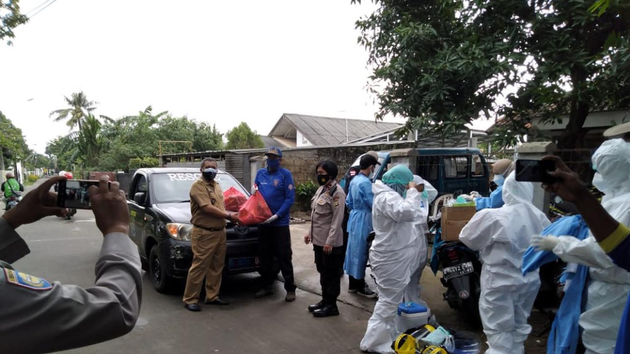 Petugas kesehatan tes usap Covid-19 kepada penghuni panti asuhan di Kecamatan Pancoranmas, Kota Depok