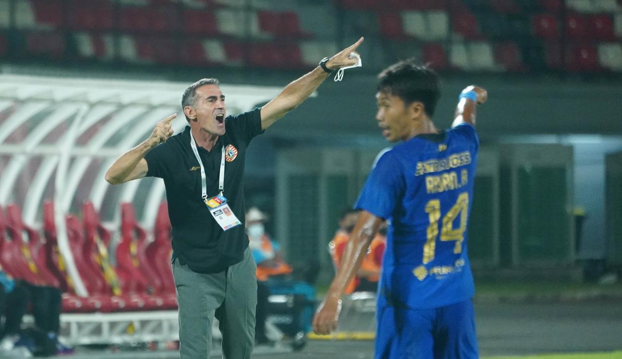 Meski mampu meraih kemenangan, namun sang pelatih Angelo Alessio mengaku masih kecewa dengan permainan anak asuhnya. Pemain Persija tampak keteteran menghadapi gempuran PSIS Semarang. (Dok Persija)