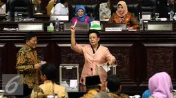 Proses pemilihan suara Ketua DPD RI saat rapat Paripurna DPD luar biasa di Nusantara V Gedung Parlemen, Senayan, Jakarta, Selasa (11/10). Mohammad Saleh terpilih dengan suara terbanyak 61 suara.(Liputan6.com/Johan Tallo)