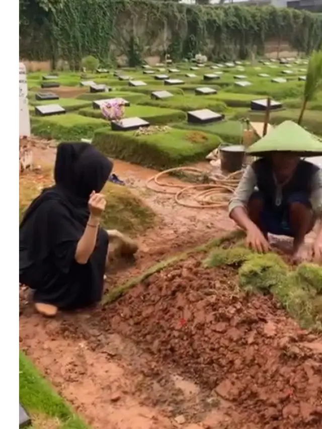 6 Potret Karina Ranau dan Anak-anak Bangun Makam Epy Kusnandar, Dipasangi Rumput