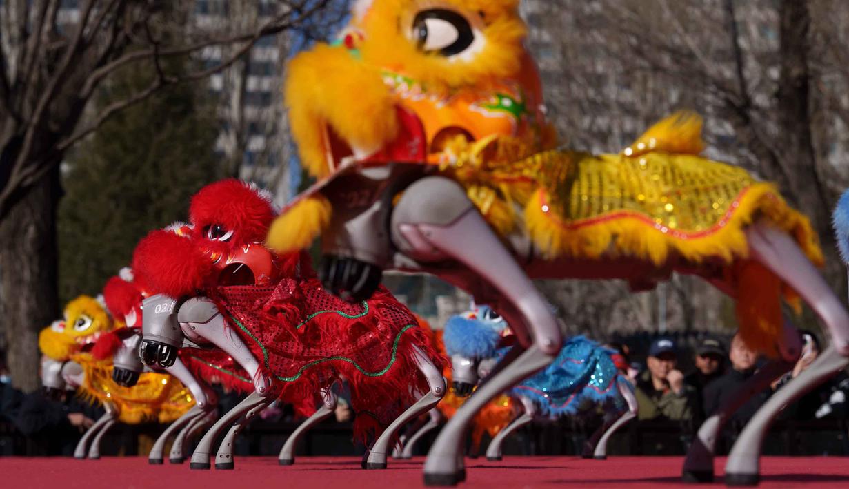 Sebuah robot berkaki empat yang dilengkapi dengan kepala singa melakukan pertunjukan selama hari kedua perayaan Tahun Baru Imlek 2577 Kongzili di sebuah pekan raya kuil di Beijing pada Rabu 18 Februari 2026. Sejumlah robot kembali beratraksi memeriahkan hari kedua perayaan Tahun Baru Imlek 2577 Kongzili di sebuah pameran kuil (temple fair) di Beijing, China. (AP Photo/Vincent Thian)