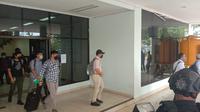 Penyidik KPK usai menggeledah Kantor Dinas Pekerjaan Umum Papua. (Liputan6.com/Katharina Janur)