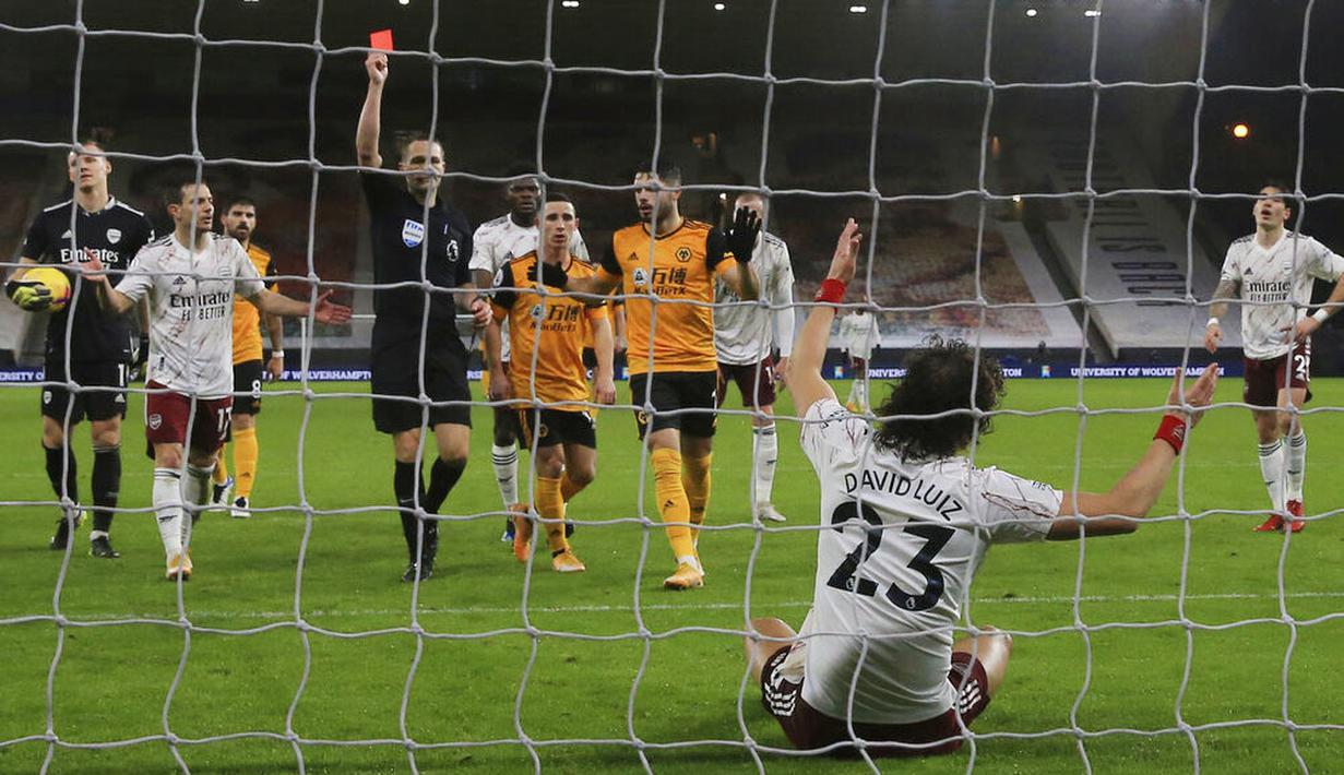 Bek Arsenal, David Luiz, mendapat kartu merah saat melawan Wolverhampton Wanderers pada laga Liga Inggris di Stadion Molineux, Selasa (2/2/2021). Arsenal takluk dengan skor 2-1. (Shaun Botterill/Pool via AP)