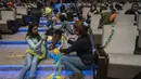 Relawan Ceko bermain dengan anak-anak pengungsi Ukraina di pusat bantuan regional di Pusat Kongres Praha di Pusat Kongres Praha di Praha, Republik Ceko (7/3/2022). Ceko merupakan salah satu dari 17 negara yang memberi bantuan langsung kepada Ukraina untuk melawan Rusia. (AFP/Michal Cizek)