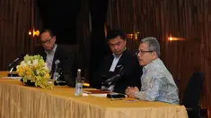 Direktur Eksekutif CSIS, Dr Rizal Sukma (kanan) menjadi pembicara dalam diskusi "Assessing President Joko Widodo's Visits to Japan and China" yang diselenggarakan FPCI di SCTV Tower, Jakarta, Rabu (1/4/2015). (Liputan6.com/Helmi Fithriansyah)