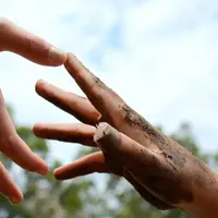 Ilustrasi menolong. (via betterworldinternational.org)