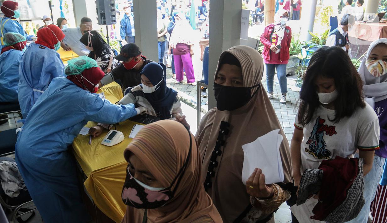 Warga mengantre untuk menerima vaksin Pfizer dosis pertama di Kecamatan Beji, Depok,Rabu (1/9/2021). Vaksinasi akan berlangsung selama lima hari, mulai 1 September hingga 5 September 2021. (Liputan6.com/Johan Tallo)