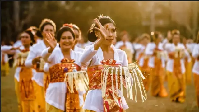 Potret pakaian adat Bali Sabuk Prada dan Selendang (Sumber: gramedia.com)