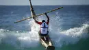 Peselancar Peru, Carlos ' Huevito ' Areola menerjang ombak menggunakan Caballito di  pantai Bondi, Sydney, (24/2). Kegiatan ini dilakukan untuk mempromosikan penggunaan Caballito. (REUTERS / Jason Reed)