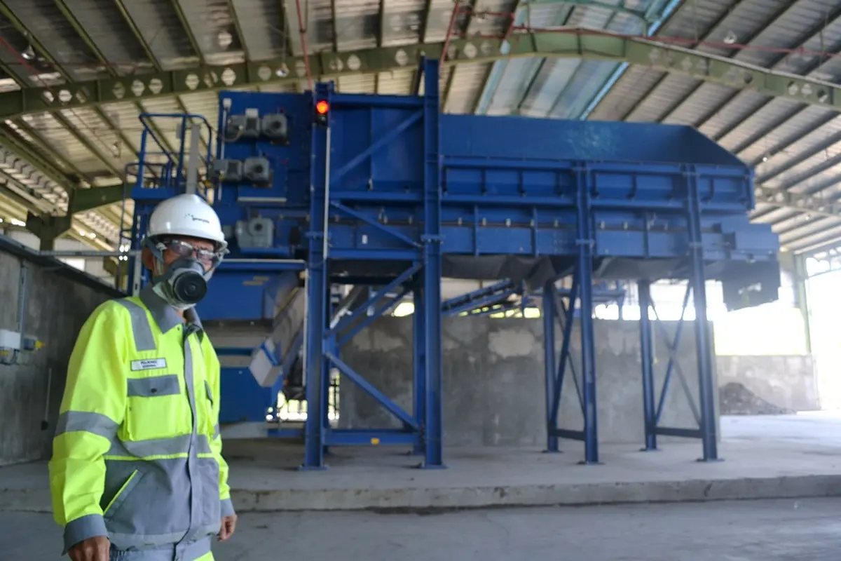 Petugas seusai mengontrol Refuse Derived Fuel (RDF), sebuah fasilitas pengubah sampah jadi material pengganti batu bara, di Tritih Lor, Cilacap, Jawa Tengah. (Foto: Liputan6.com/Muhamad Ridlo)