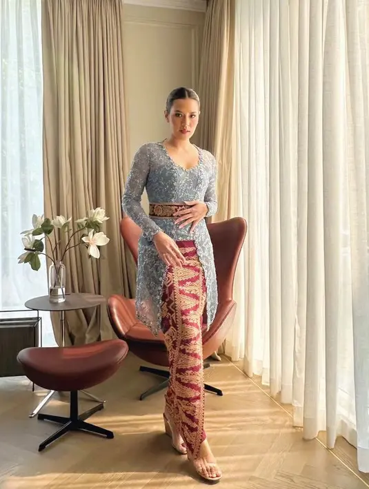Baru-baru ini, Raisa tampil mengenakan kebaya brokat baby blue saat kondangan. Ia memadukannya dengan obi dan kain khas Bali sebagai bawahan warna merah. [@raisa6690]