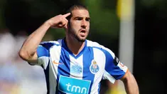 Selebrasi striker Porto asal Argentina, Lisandro Lopez seusai mencetak gol ke gawang Paco de Ferreira di laga final Portugal Cup yang digelar di Jamor Stadium, Lisbon, 31 Mei 2009. AFP PHOTO/ FRANCISCO LEONG 
