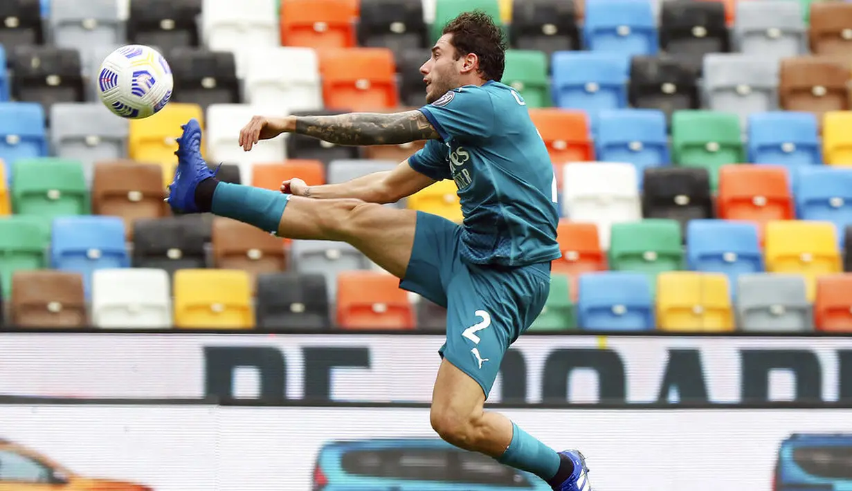 Pemain AC Milan, Davide Calabria, mengontrol bola saat melawan Udinese pada laga Liga Italia di Stadion Friuli, Minggu (1/11/2020). AC Milan menang dengan skor 2-1. (Andrea Bressanutti/LaPresse via AP)