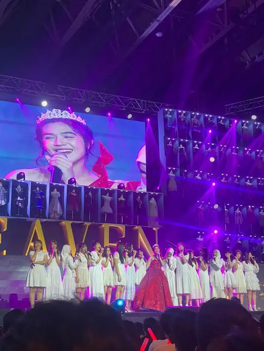 Gaby menjadi member generasi 1 terakhir yang menyatakan lulus dari JKT48. Dedikasinya selama satu dekade terbayar tuntas di konser Heaven. Momen nostalgia yang bikin haru terjadi, saat rekan-rekan Gaby di generasi 1 turut hadir meramaikan konser perayaan 10 tahun JKT48 dan juga kelulusan dari Gaby Warouw. (Liputan6.com/IG/@jkt48gaby)