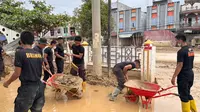 Masjid di Aceh Tamiang Terendam Lumpur, Polisi dan Warga Bergerak Bersihkan