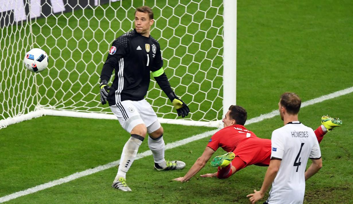 Gawang kiper Jerman, Manuel Neuer, hampir kebobolan oleh pemain Polandia, Arkadiusz Milik, pada laga kedua Grup C Piala Eropa 2016 di Stade de France, Jumat (17/6/2016) dini hari WIB. (AFP/Francisco Leong)