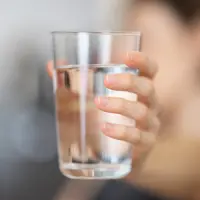 Ilustrasi air putih. (Photo by engin akyurt on Unsplash)