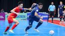Pemain Timnas Futsal Thailand, Muhammad Osmanmusa (kanan) menggiring bola melewati pemain Vietnam, Nguyễn Mạnh Dũng dalam laga Grup B Piala Asia Futsal 2026 di Indonesia Arena, Senayan, Jakarta, Sabtu (31/01/2026). (Bola.com/Bagaskara Lazuardi)